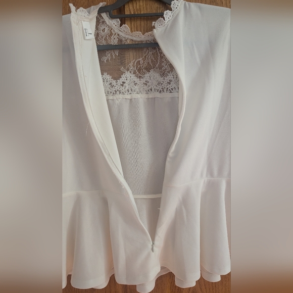 **3-for-15** Unknown Brand Flowy Blouse with Lace Detail - Picture 5 of 6